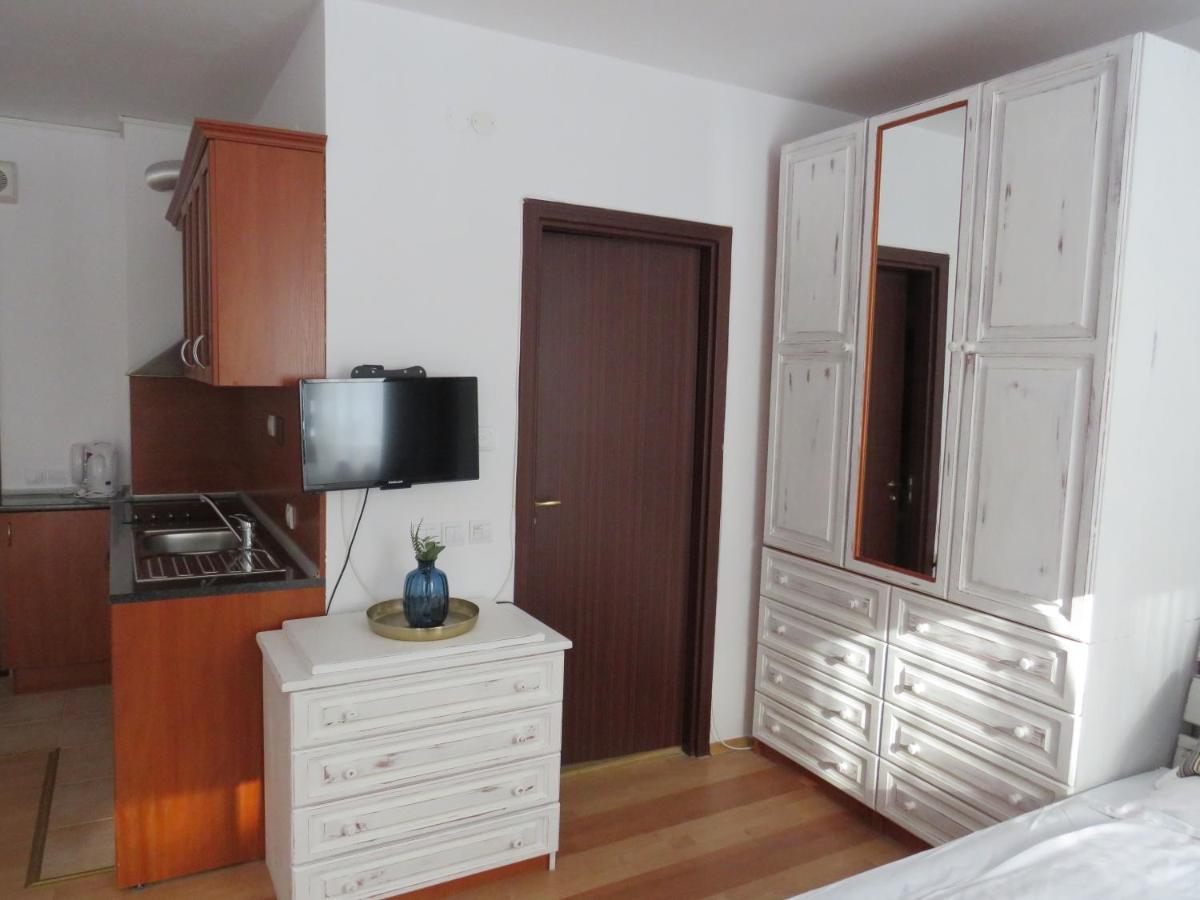 בורובץ Flora Violet Studio Apartment Nr 10 מראה חיצוני תמונה